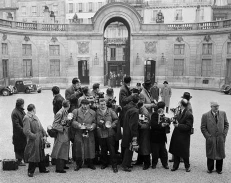Paris 1952 Lors d'une crise ministerielle, les photographes de presse attendent la sortie des personnalites poltiques.